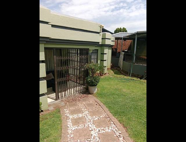 3 BEDROOM HOUSE FOR SALE IN SPRUITVIEW